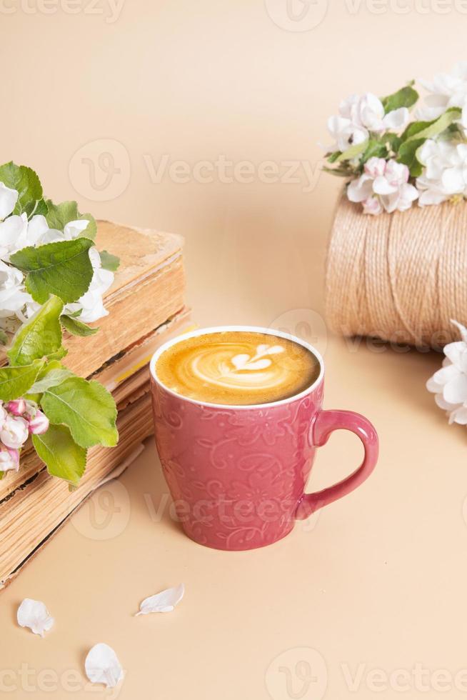 tazza di caffè e fiorire Mela ramoscelli con vinage libri. primavera ancora vita composizione foto