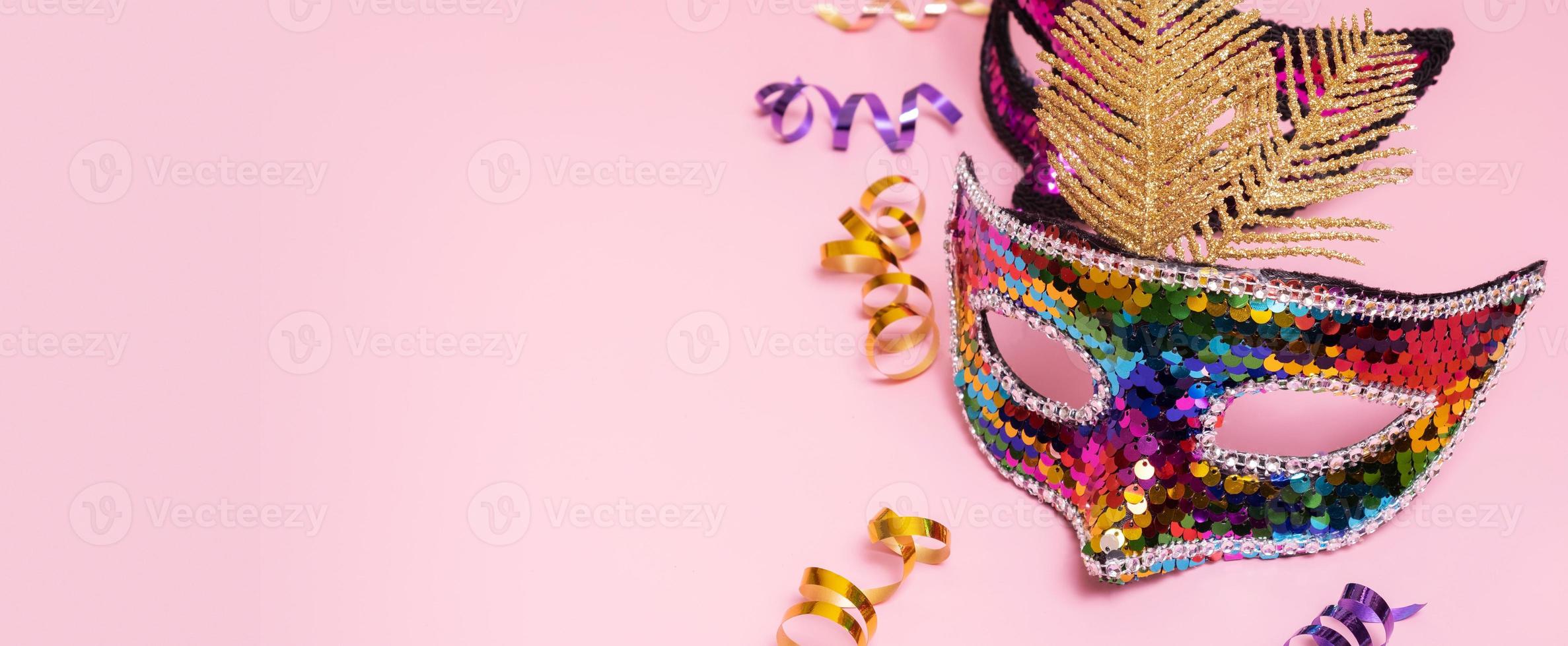 festivo viso maschera per carnevale o masquerade celebrazione su colorato bandiera sfondo. copia spazio foto