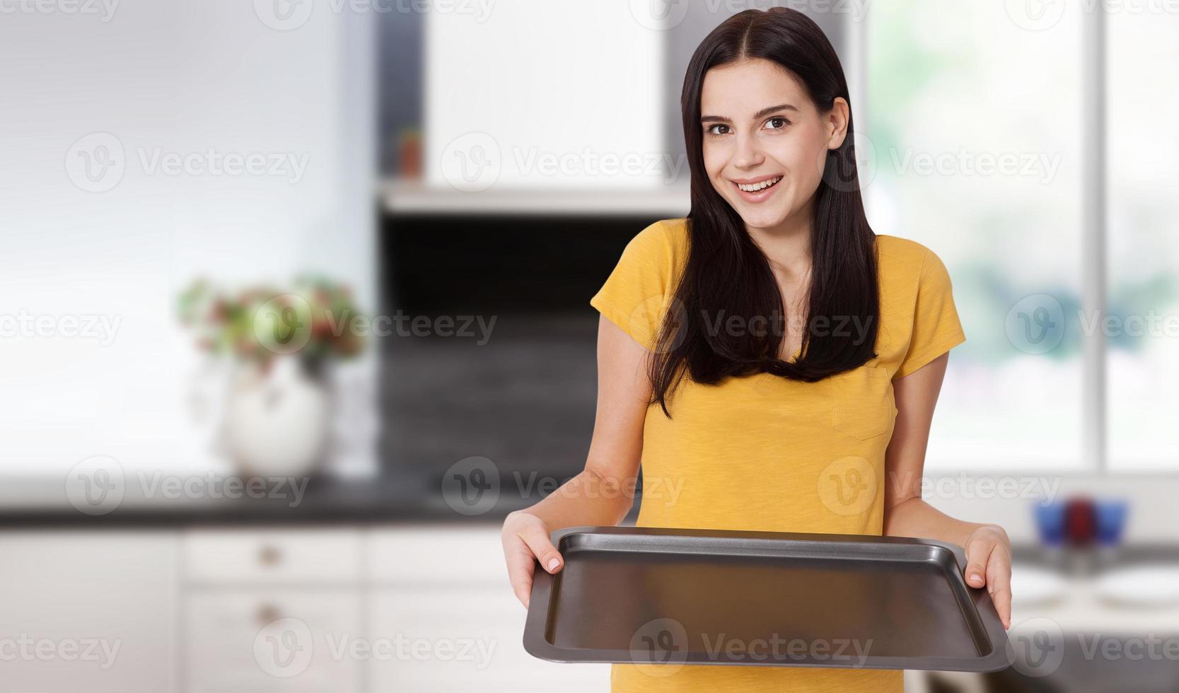 cucina donna dà vuoto vassoio per il tuo pubblicità prodotti a casa nel il  cucina. finto su per uso 18788949 Stock Photo su Vecteezy