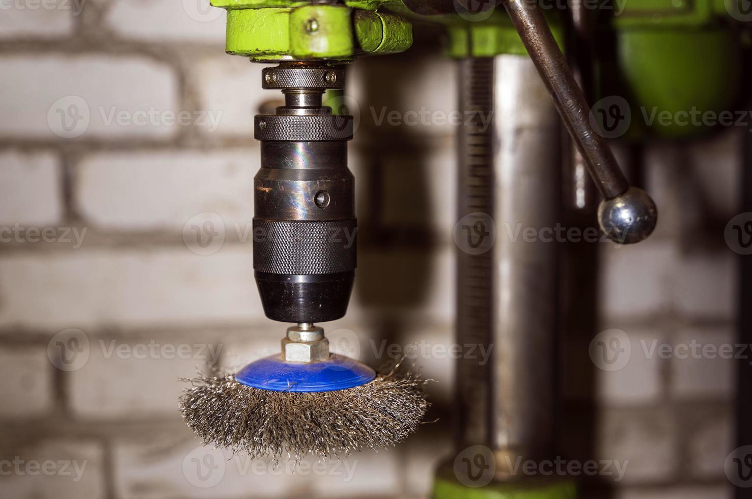 un vecchio affidabile perforazione macchina nel il officina, lavorazione dei metalli, macchina utensili foto