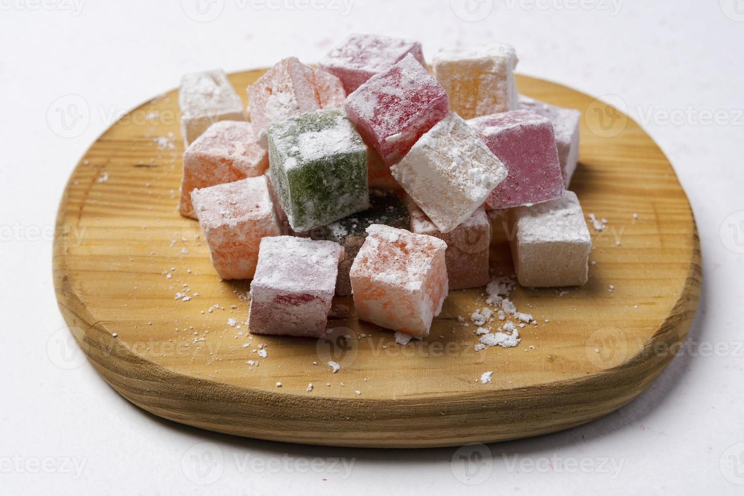 dolce delizioso colorato lukum, Turco diletto con in polvere zucchero su un' bianca sfondo. foto