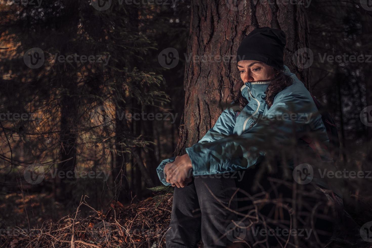 il ragazza avuto perso nel il buio foresta. il ragazza sfuggito a partire dal violenza in il autunno foresta. sopravvivenza nel il foresta foto