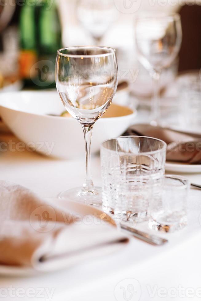 decorazioni floreali per la tavola per feste e cene di nozze. tavola apparecchiata per vacanze, eventi, feste o ricevimenti di matrimonio in un ristorante. foto