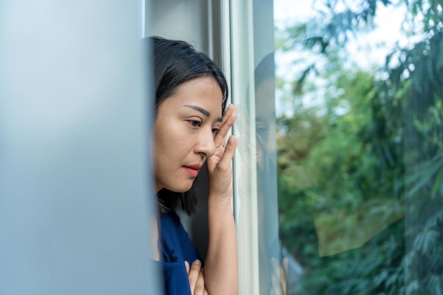 depressione e mentale malattia. asiatico donna deluso, triste dopo ricevente cattivo notizia. stressato ragazza confuso con infelice i problemi, discutere con fidanzato, piangere e preoccupazione di inaspettato gravidanza. foto