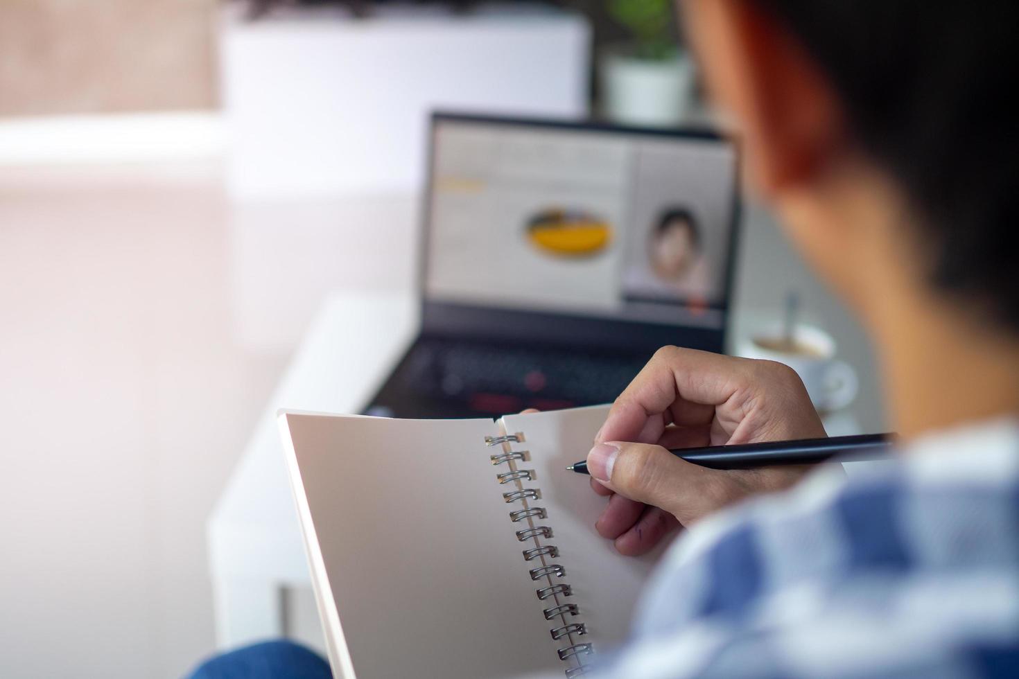 il indietro Visualizza di attività commerciale persone parlando attraverso un' ragnatela conferenza con colleghi nel video chat con colleghi, Là è un' breve in linea incontro a partire dal casa foto