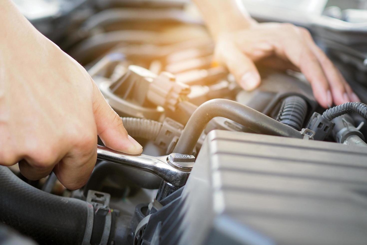 il auto meccanico è Lavorando nel il auto box auto. foto