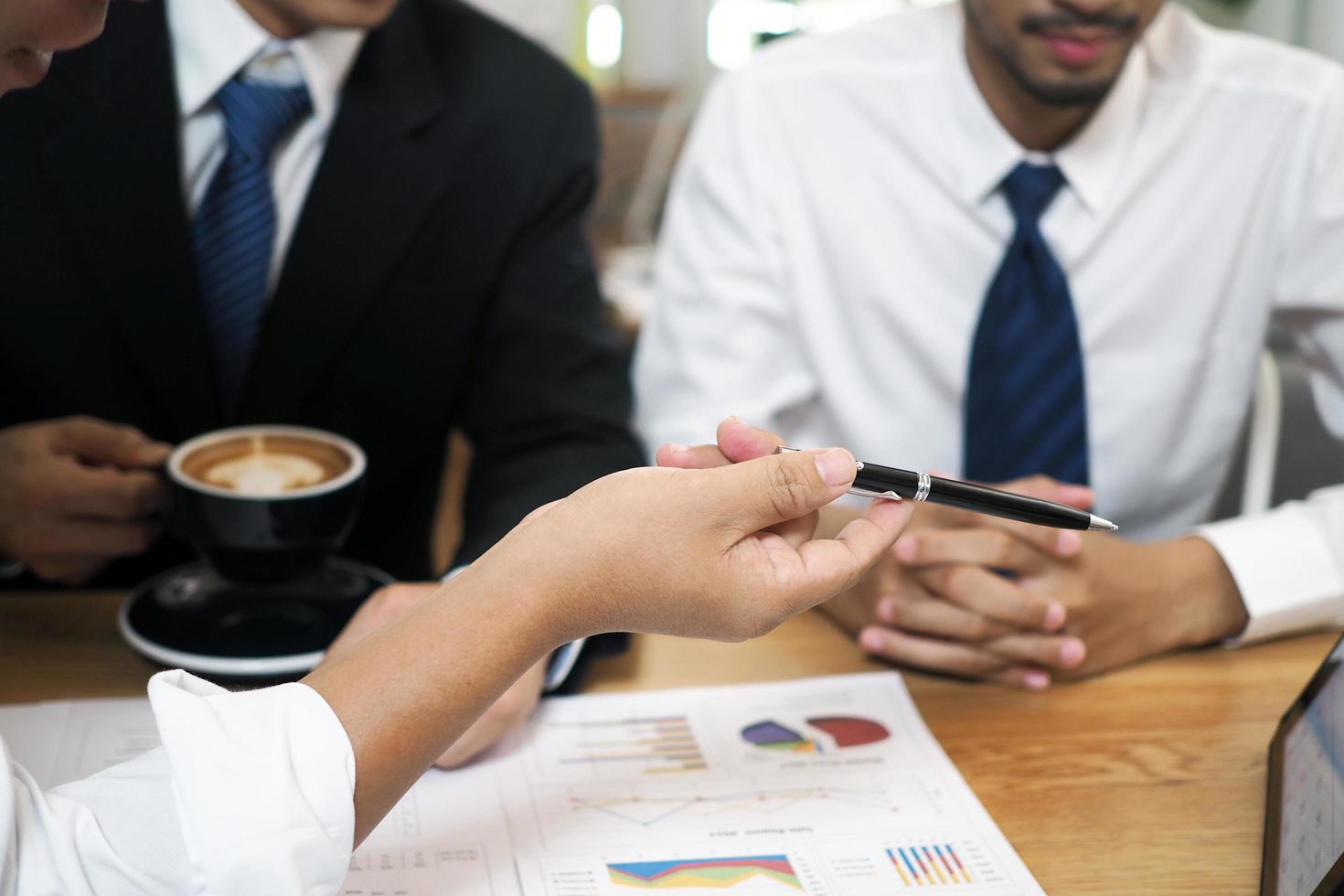 dipendenti siamo presentazione il progresso di il azienda prestazione per il dirigenti. Là siamo documenti come grafici e statistico dati per spiegando. foto