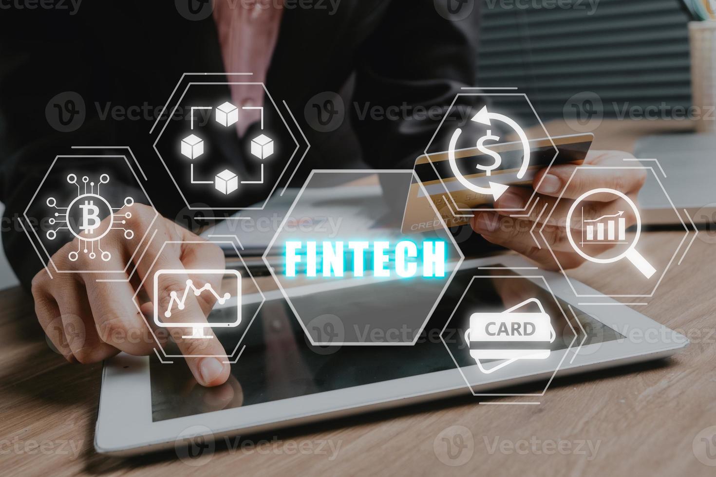 Fintech finanziario tecnologia criptovaluta investimento e digitale i soldi, attività commerciale persona utilizzando tavoletta su ufficio scrivania con Fintech icona su vr schermo. foto