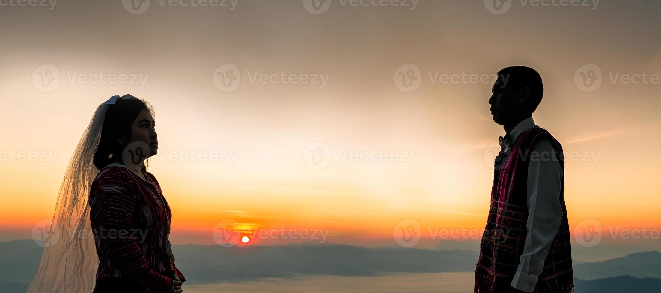 silhouette di nozze coppia nel amore durante Alba con mattina cielo sfondo. pre-matrimonio ritratti contento coppia immagini uomo e donna con cielo natura sfondo. foto