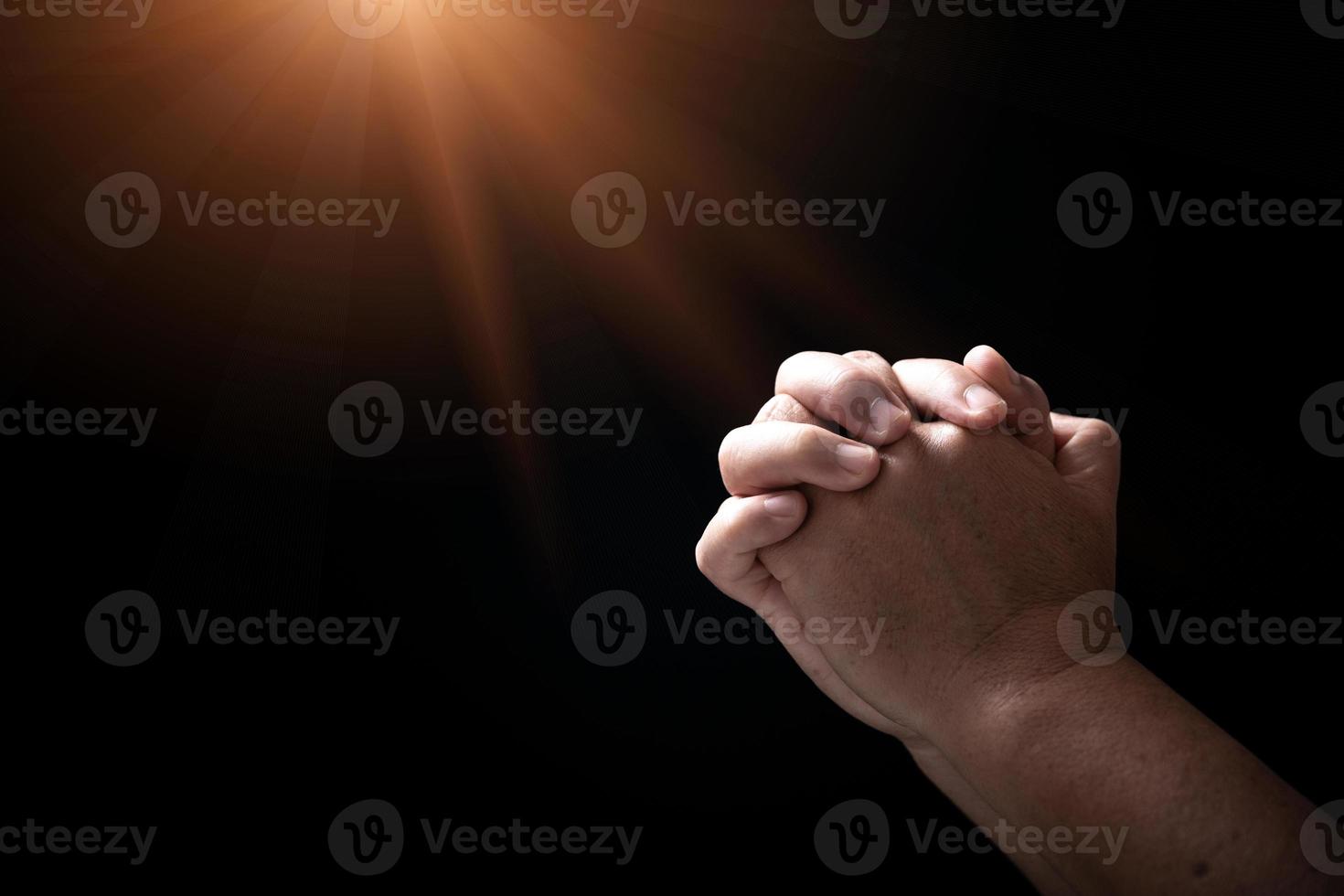 mani piegato nel preghiera su nel Chiesa concetto per fede, spiritualità e religione, uomo preghiere nel il mattina. uomo mano con preghiere Dio. persona cristiano uomini chi avere fede nel Gesù culto nel scuro. foto