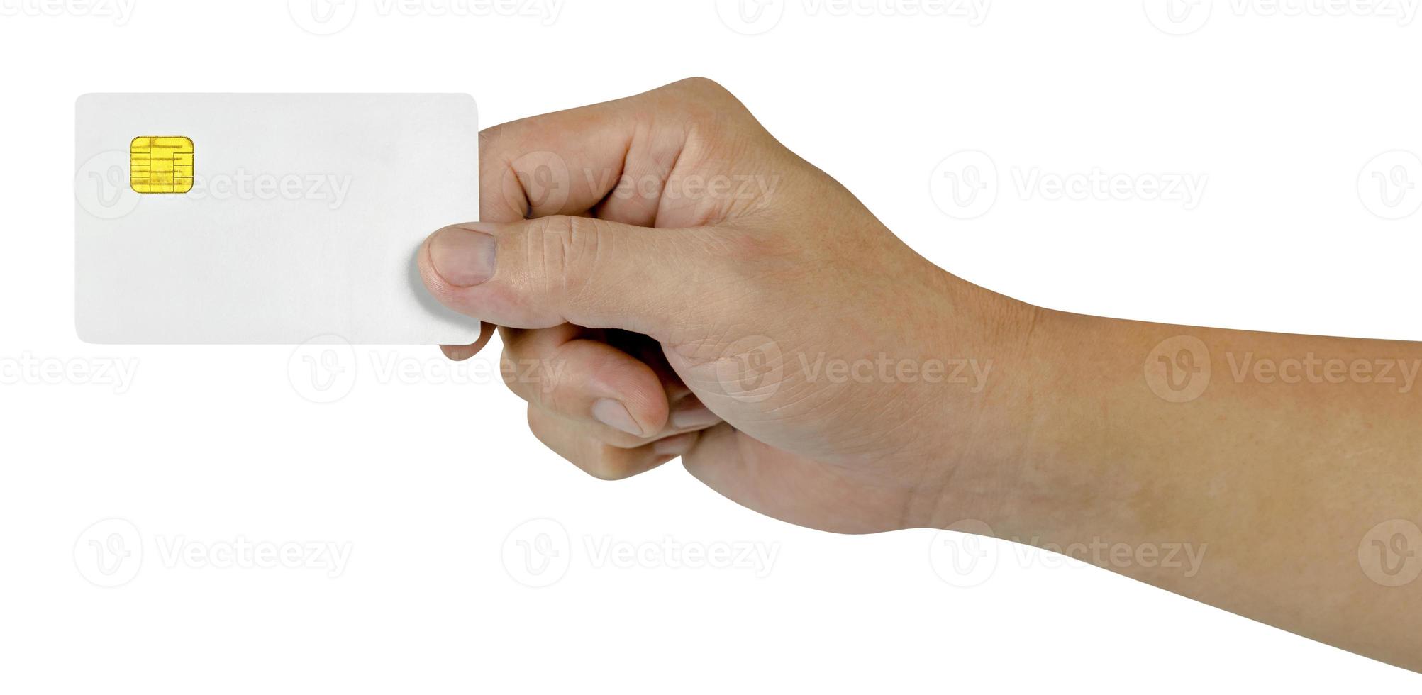 mano che tiene una carta di credito bianca vuota isolata su sfondo bianco, carta di debito in plastica, include un tracciato di ritaglio foto
