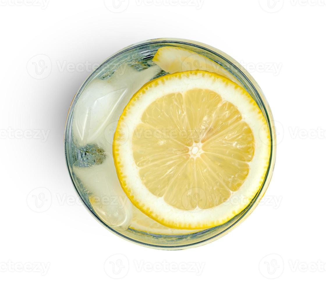 succo di limone freddo isolato su sfondo bianco, include il percorso di ritaglio foto
