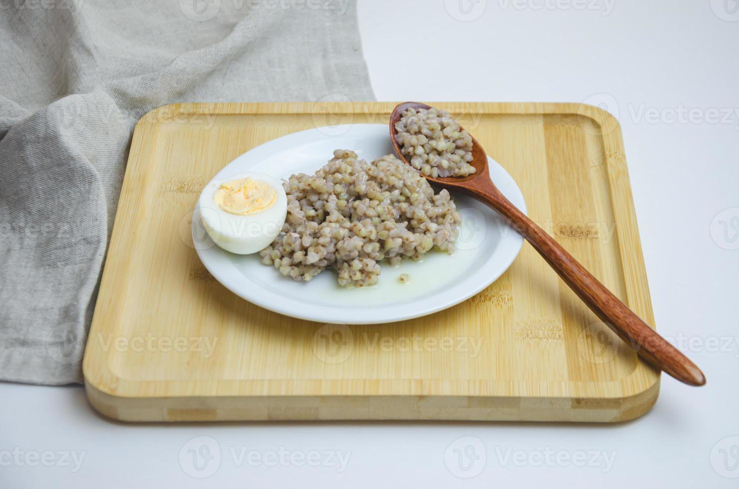 bollito verde grano saraceno su un' piatto con un' bollito uovo, salutare già pronto cibo foto