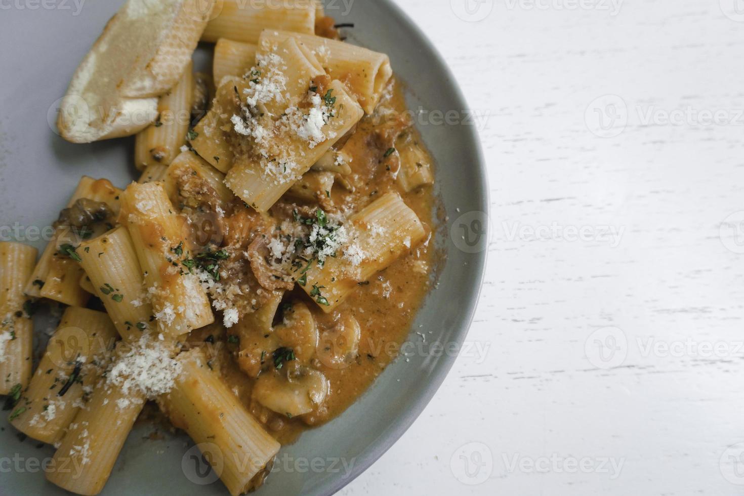 pennette alla boscaiola - funghi gettato con pasta nel un' di seta aglio-erba pomodoro crema salsa. foto