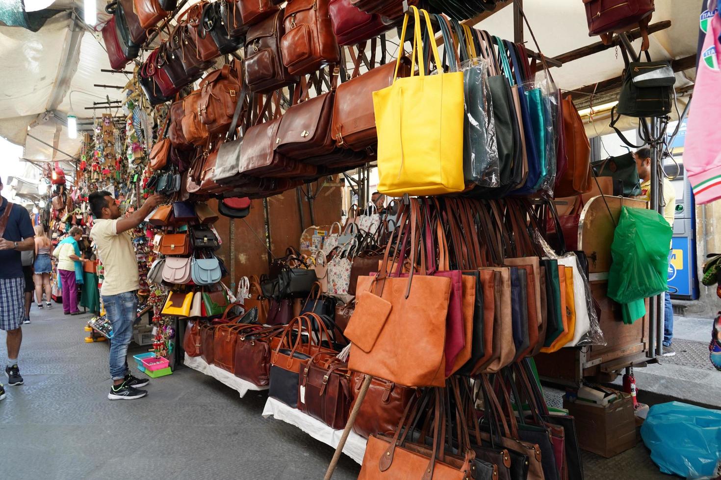 Firenze, Italia - settembre 1 2018 - persone acquisto a vecchio città pelle mercato foto