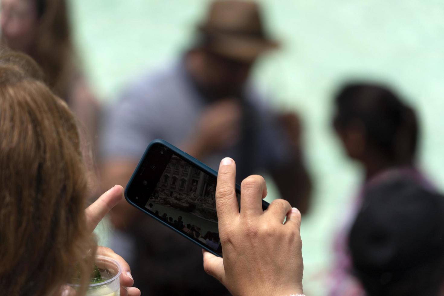 Roma, Italia - giugno 15 2019 - turista assunzione autoscatto a fontana di trevi Fontana foto