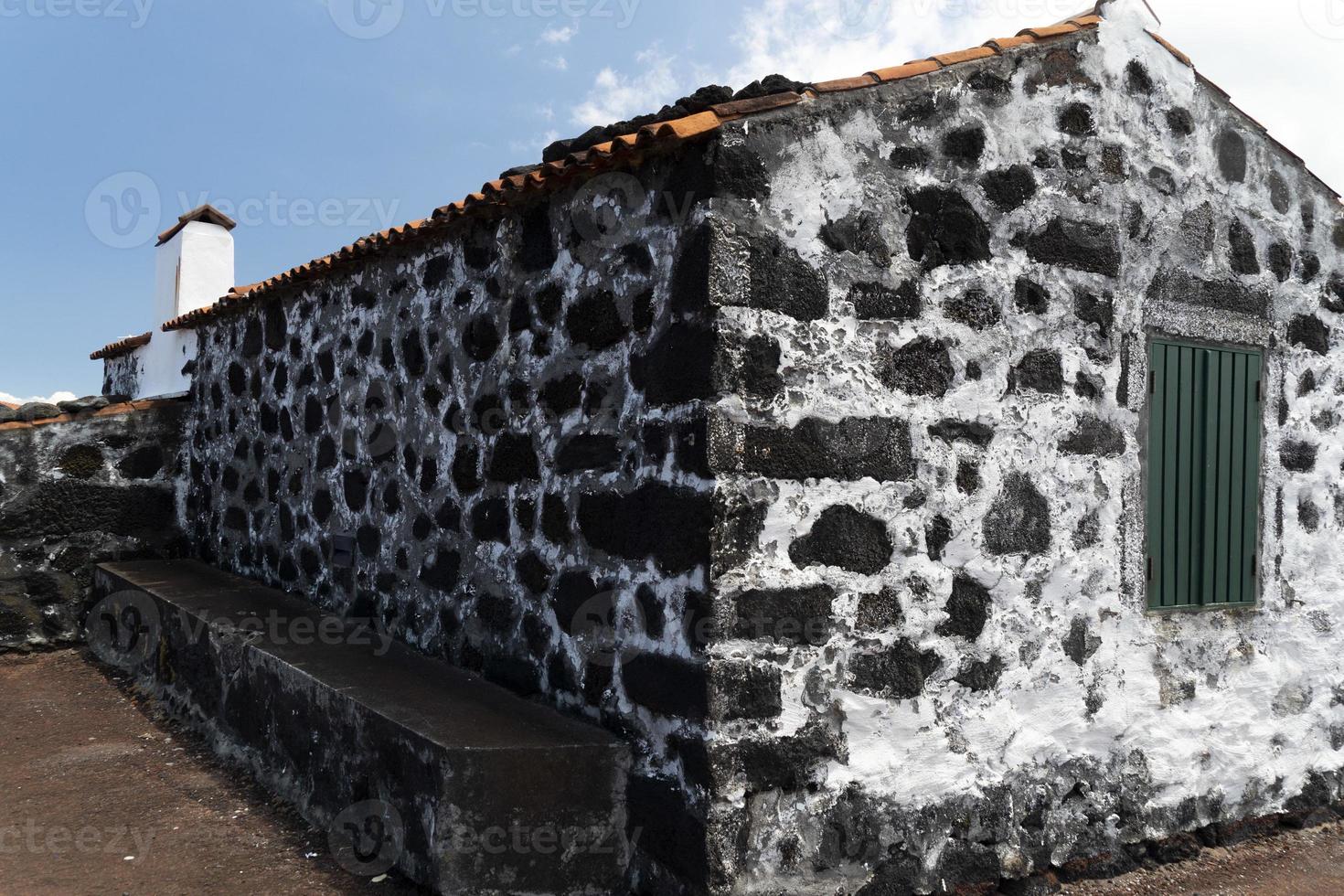 lajido villaggio pico isola azzorre nero lava case rosso finestre foto