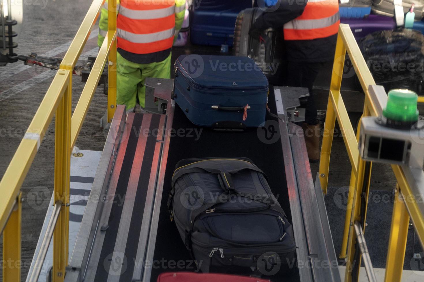 bagaglio Caricamento in corso su aereo foto