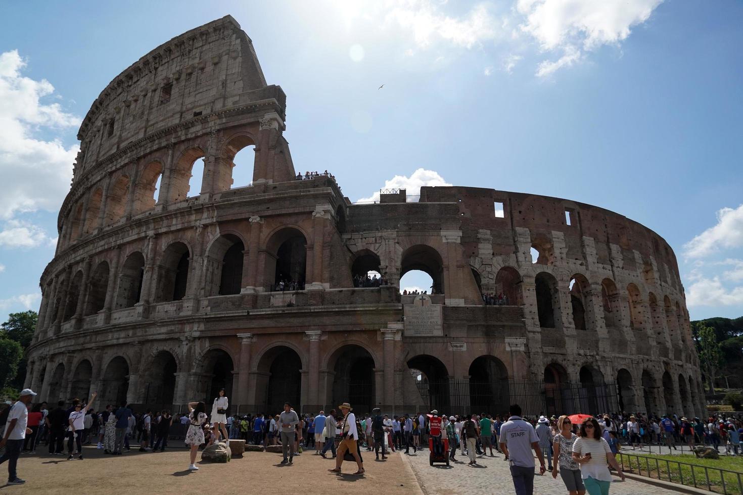Roma, Italia - giugno 10 2018 - turisti assunzione immagini e selfie a colosseo foto