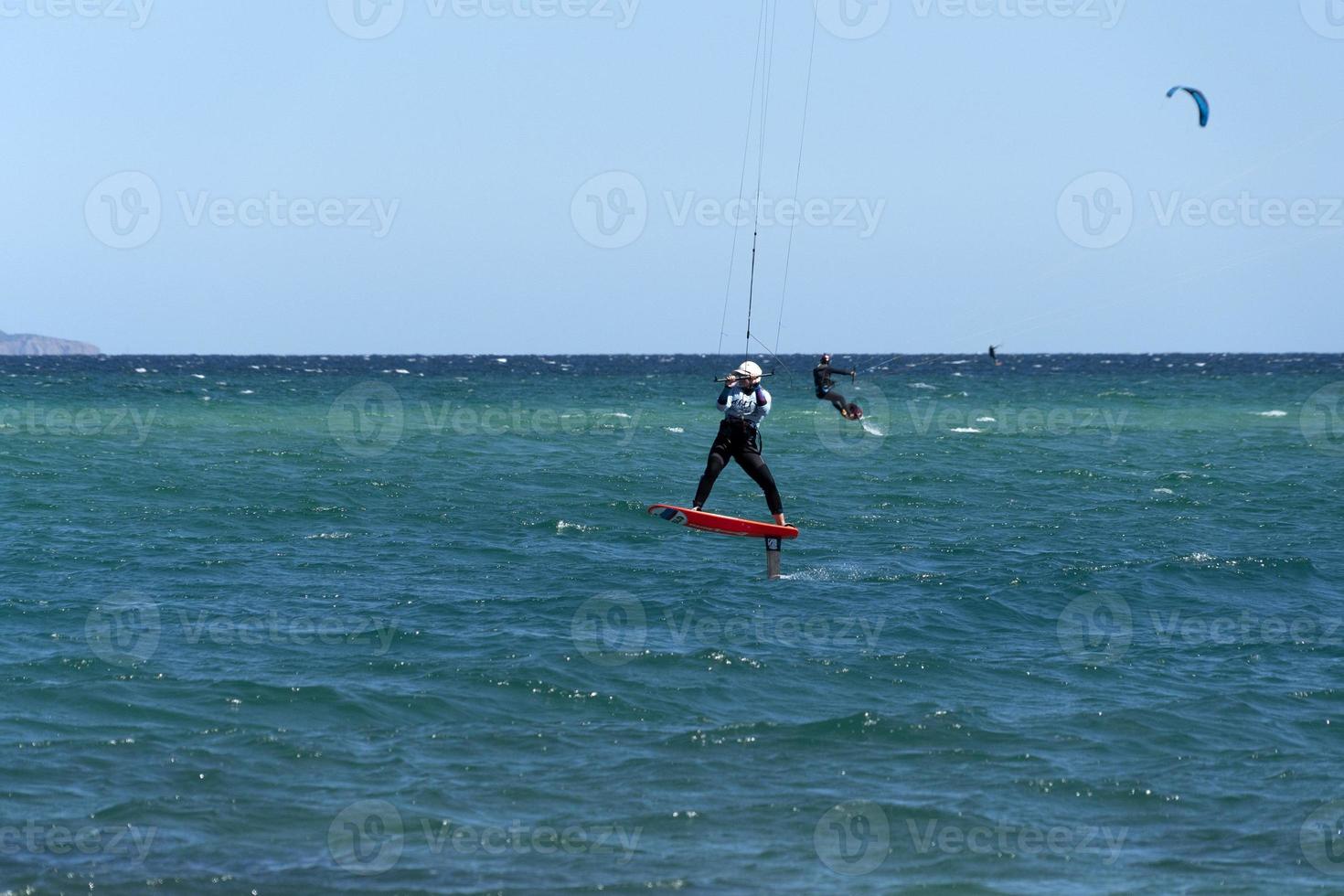 la ventana, Messico - febbraio 16 2020 - aquilone surfing su il ventoso spiaggia foto