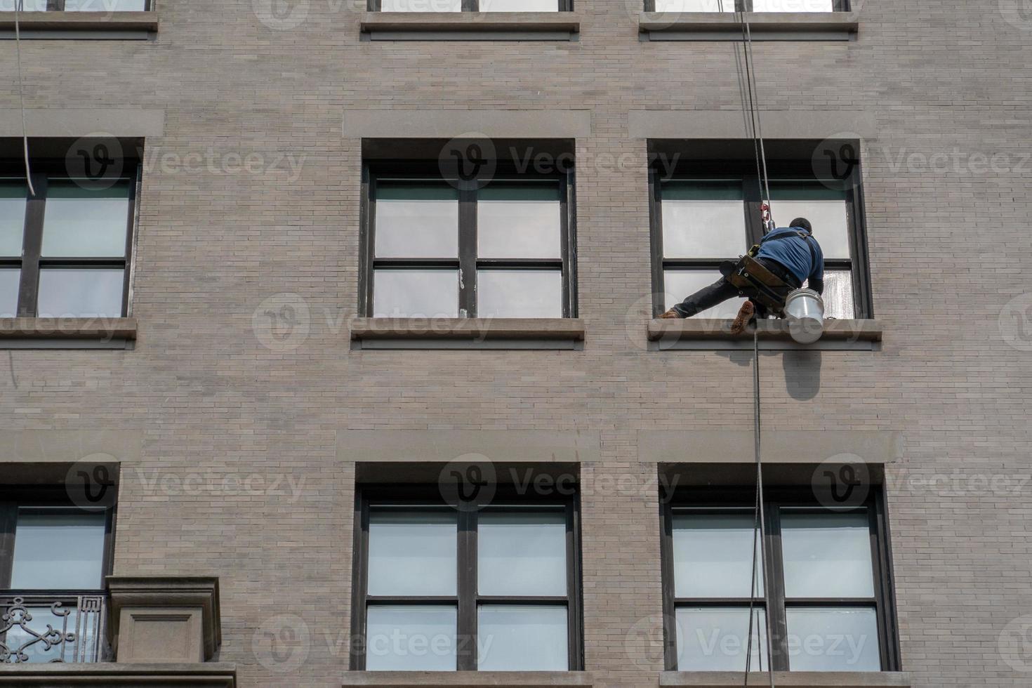 finestra addetti alle pulizie arrampicata grattacielo nel nuovo York foto