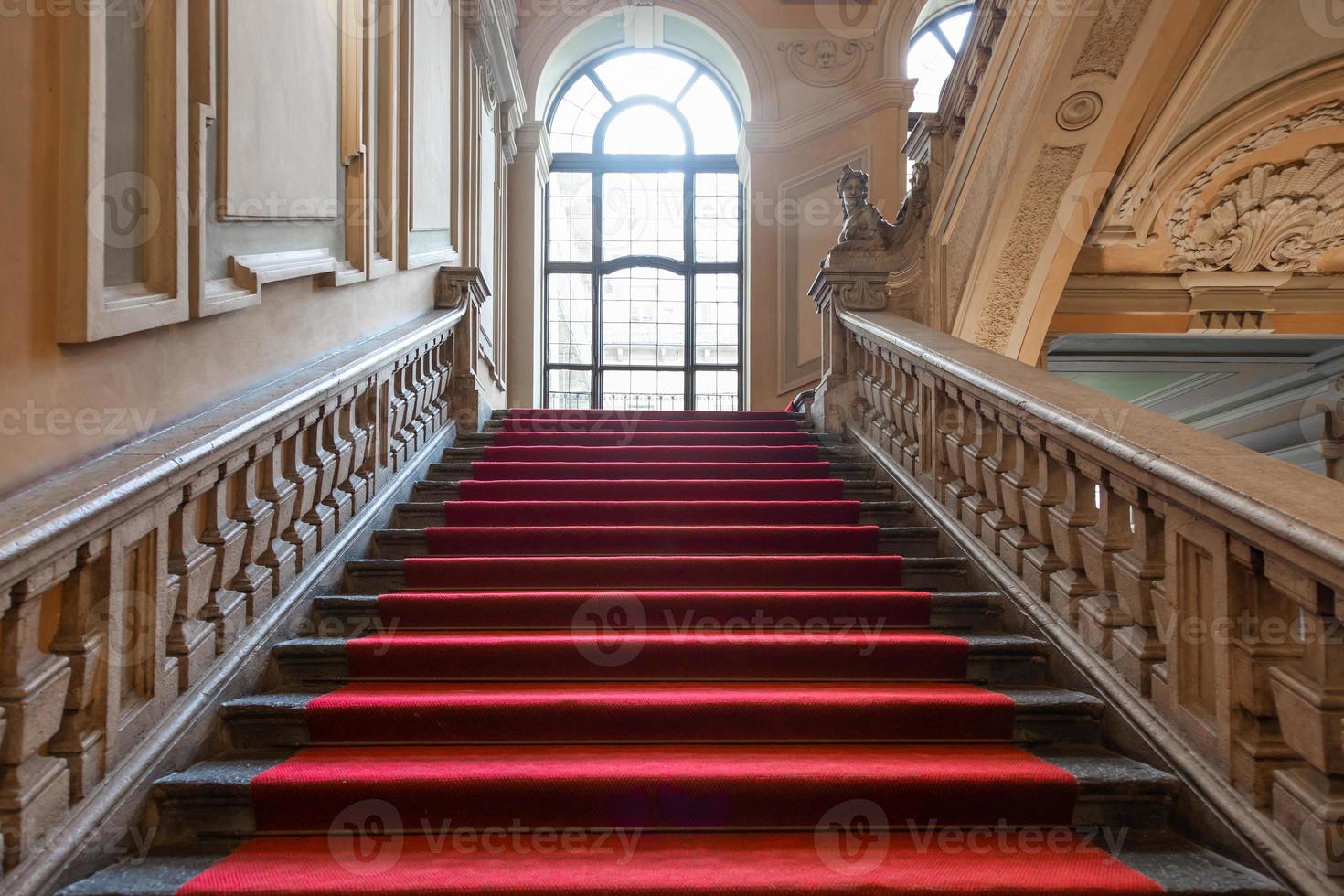 Torino, Italia - palazzo barolo scala. lusso palazzo con vecchio barocco interno e rosso tappeto foto