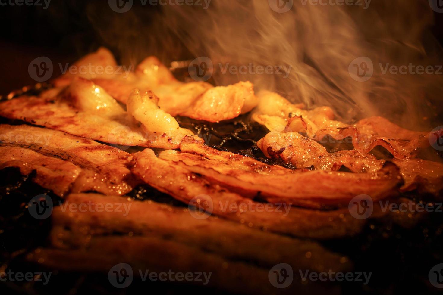 avvicinamento grigliato Manzo e Maiale su un' caldo fornello, popolare coreano cibo foto