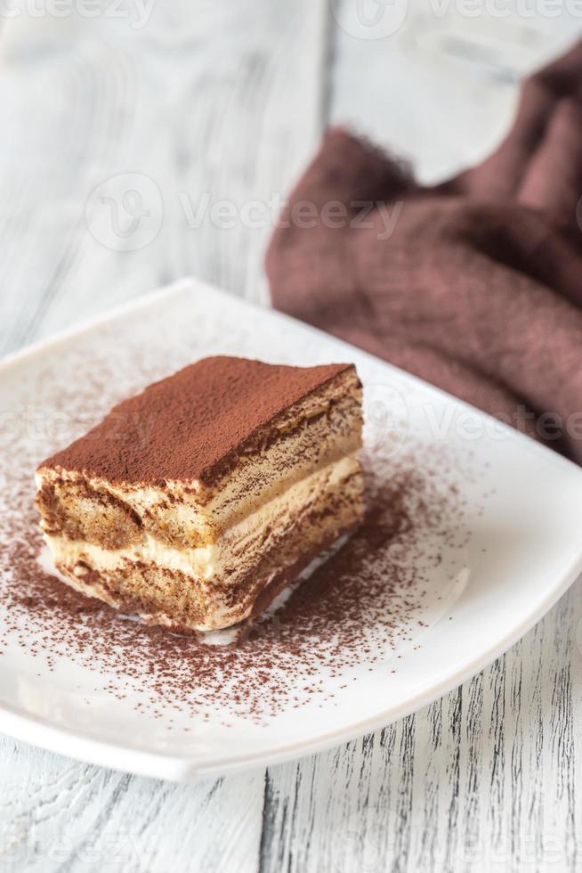 porzione di tiramisù sul piatto bianco foto