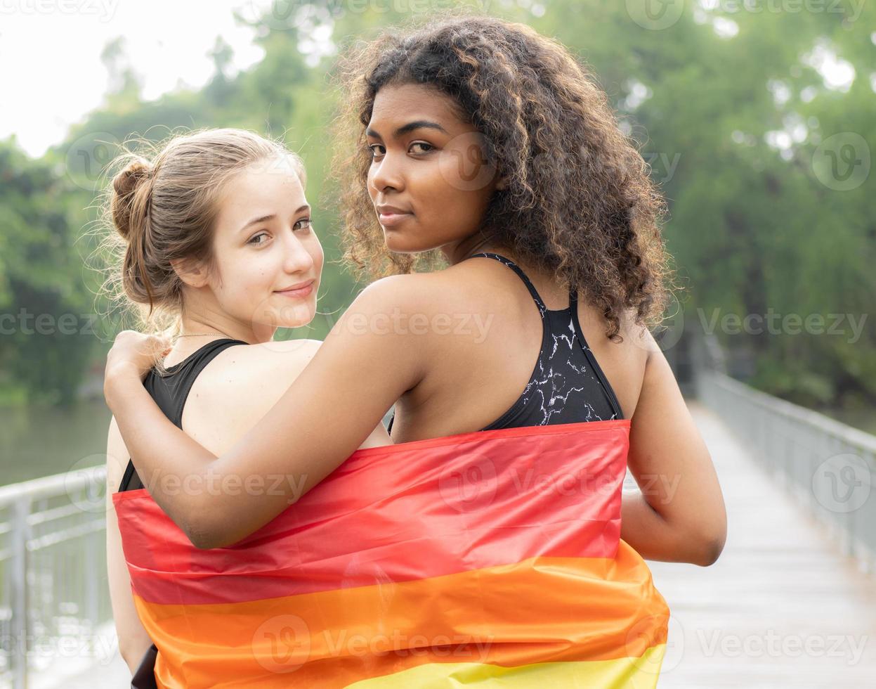 Due lesbica persone amicizia con arcobaleno orgoglio bandiera. allegro gay persona avendo divertimento insieme con uguaglianza rispetto per amore e la libertà stile di vita. diversità di giovane omosessuale coppia, LGBTQ diritti. foto