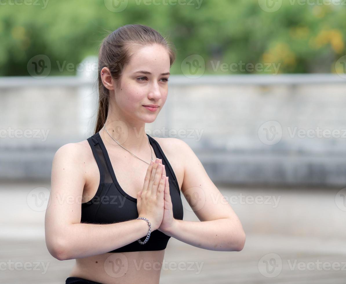 donna pratiche yoga namaste posizione apertura anima cuore chakra a il petto. femmina sereno persone fare meditazione nel tranquillo all'aperto, concentrato su preghiera posa. mentale benessere salutare stile di vita. foto