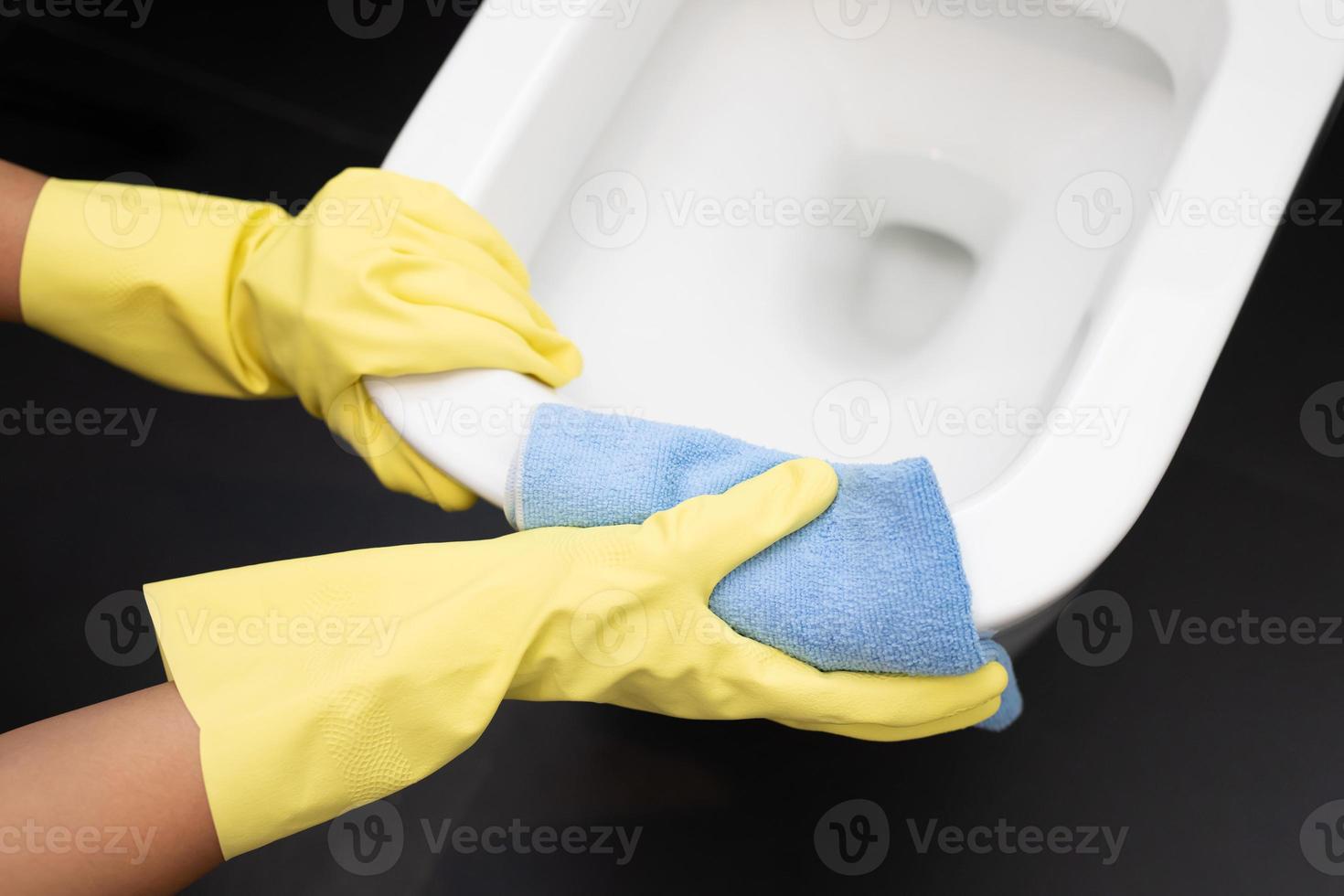 personale pulizia il bagno foto