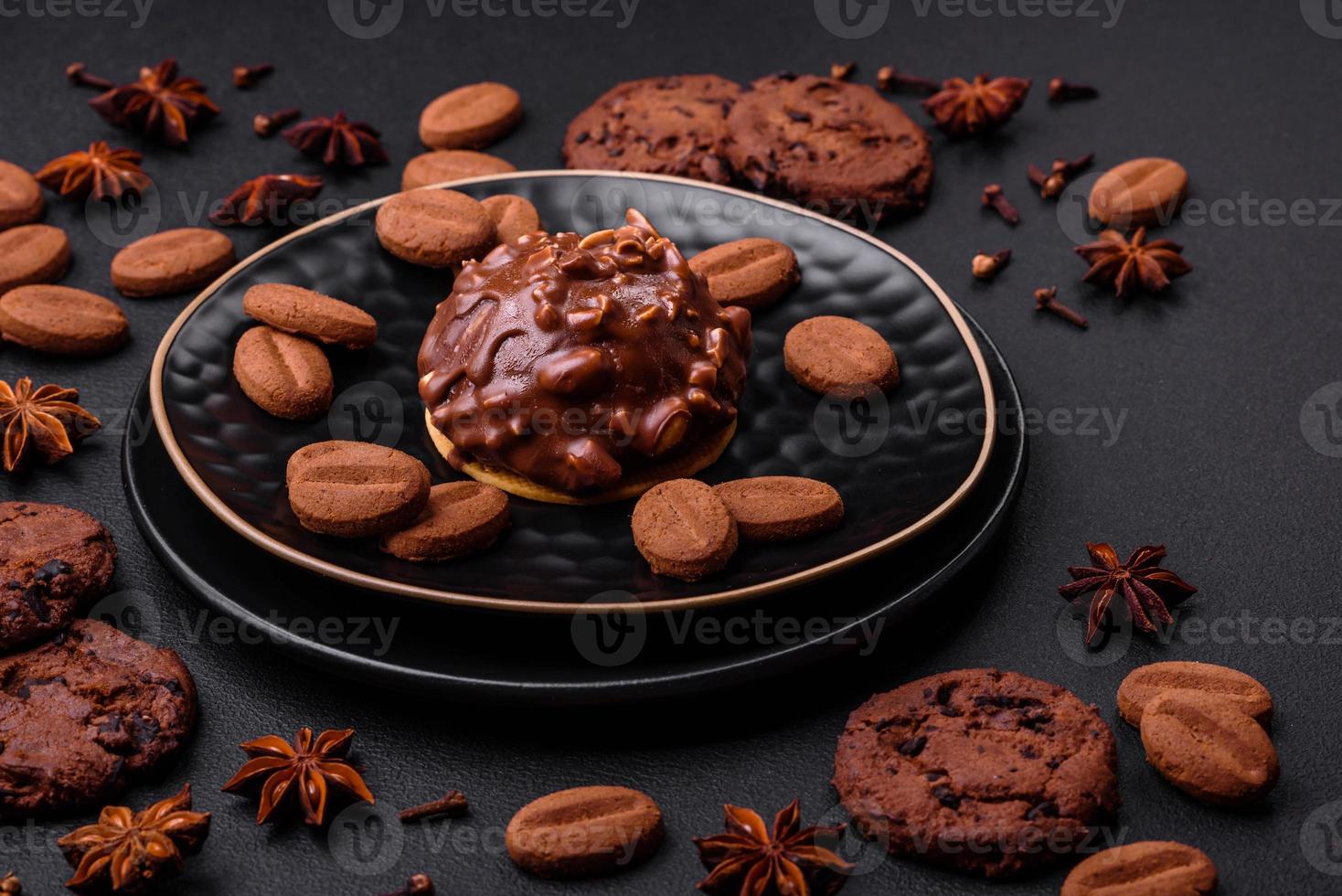 delizioso cioccolato crostata con noccioline su un' nero ceramica piatto foto