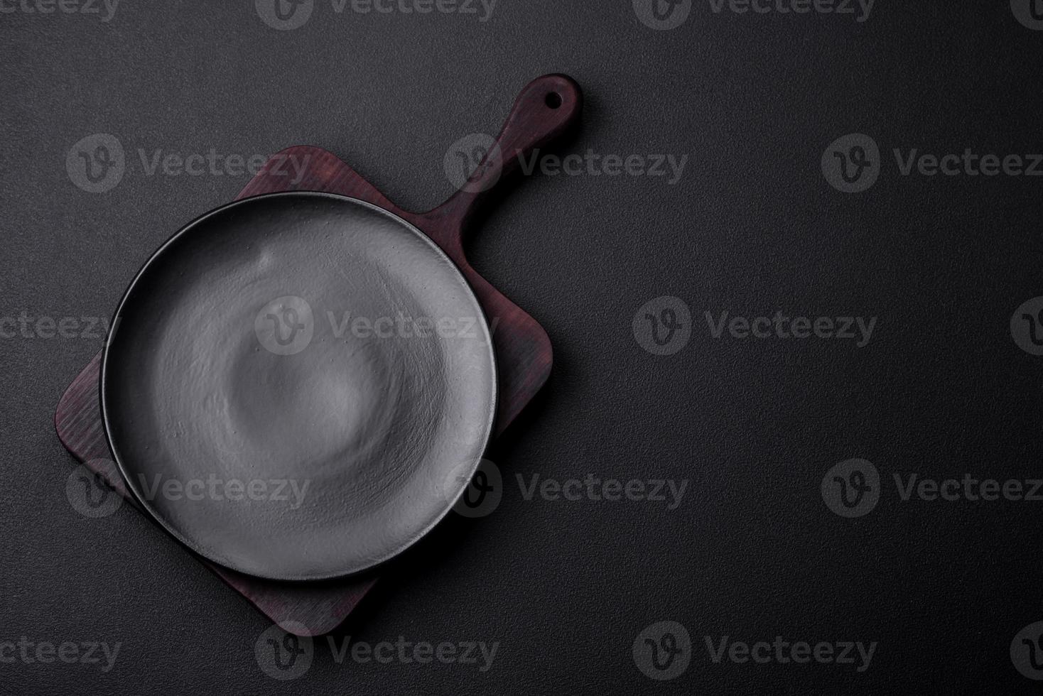 vuoto ceramica il giro piatto su buio strutturato calcestruzzo sfondo foto