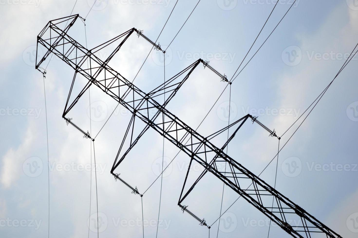 elettricità pilone e cielo con nuvole foto