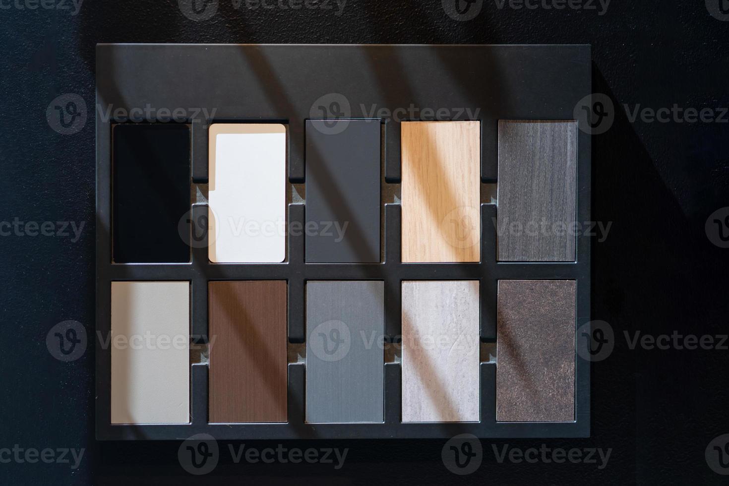 Materiale esempio di legna genere e colore per cliente nel cucina showroom, mostrare struttura e design di loro Materiale. foto