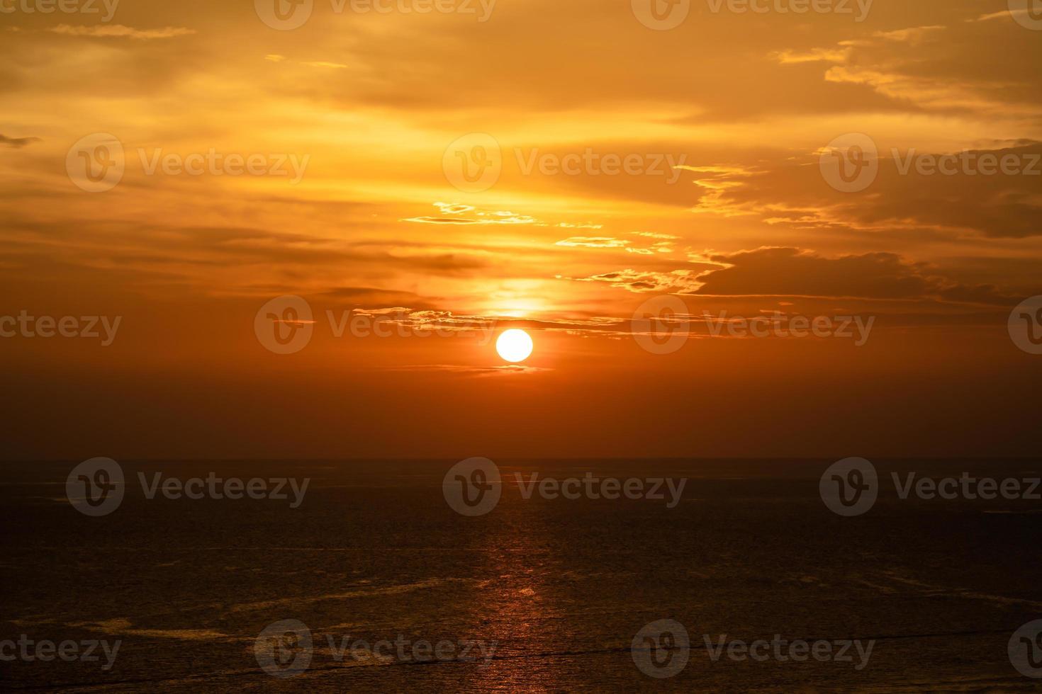 tramonto su il mare e attraverso il nuvole Sopra. tranquillo paesaggio marino con il horizonal orizzonte. foto