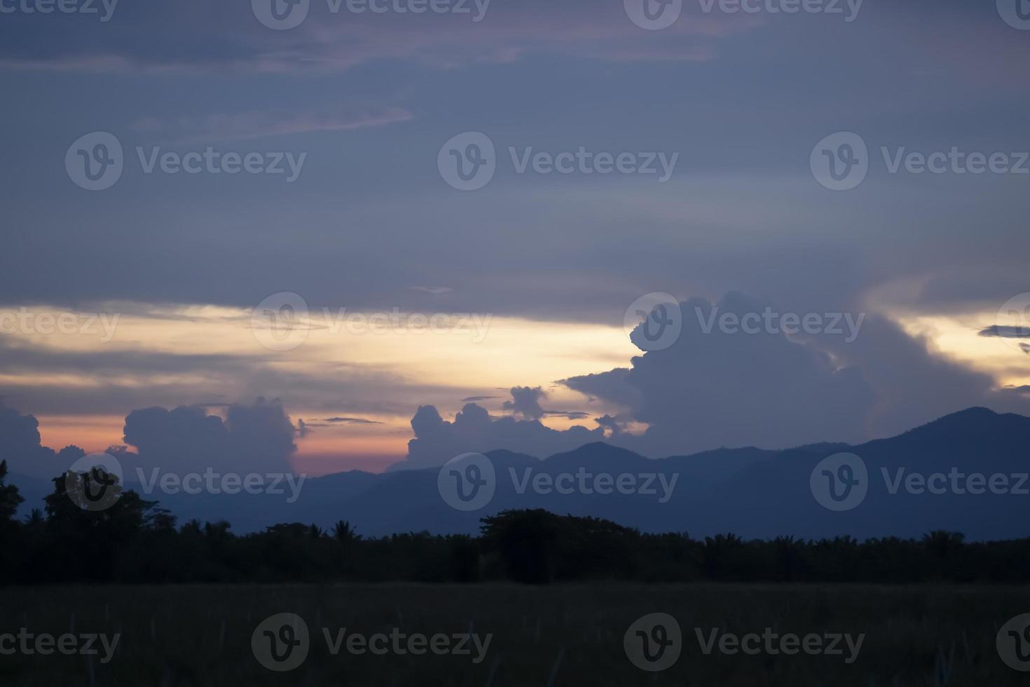 senso momento Visualizza dietro a il montagna nel il d'oro leggero a partire dal il sole. foto