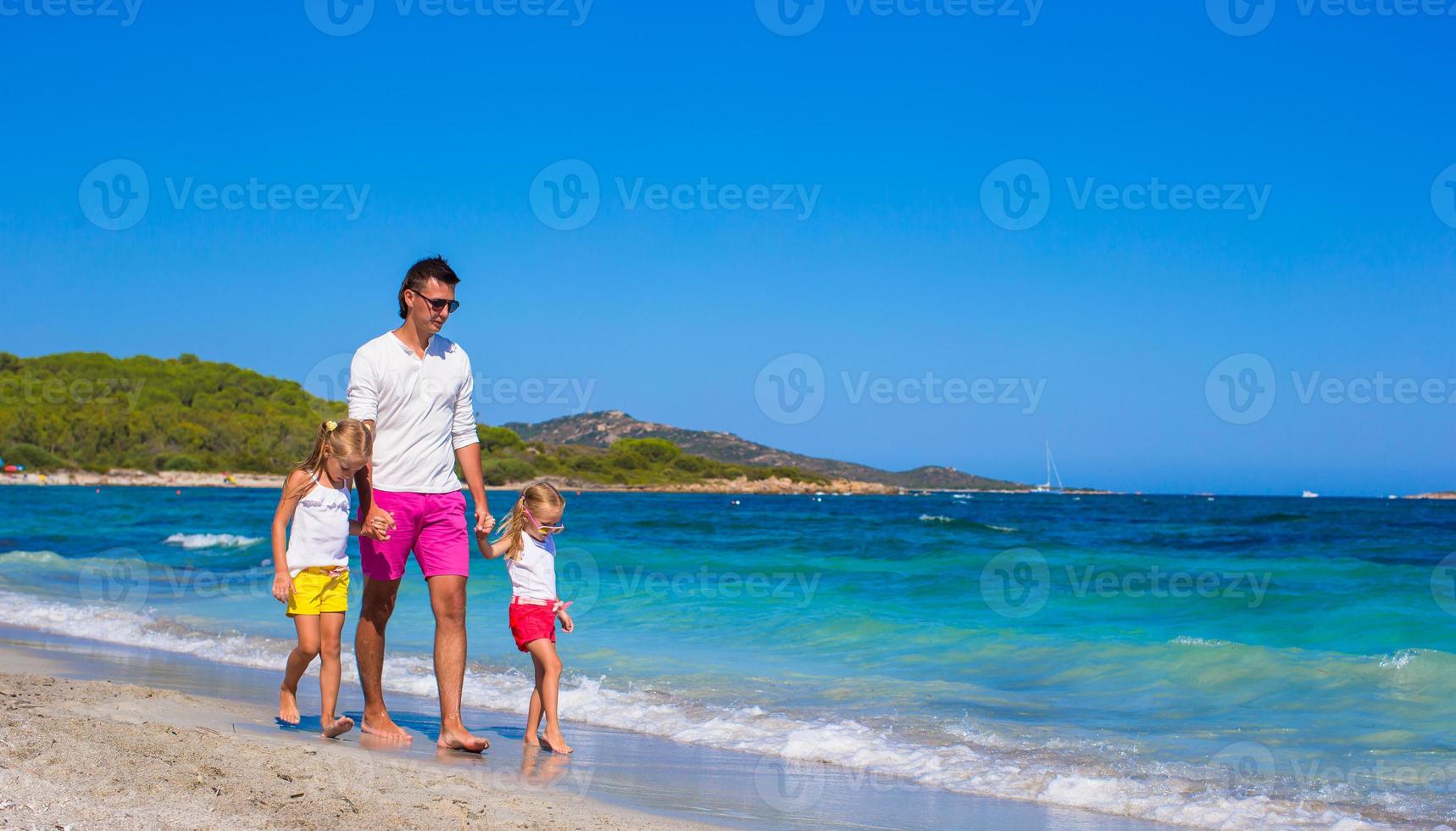 poco ragazze e contento papà avendo divertimento durante tropicale vacanza foto