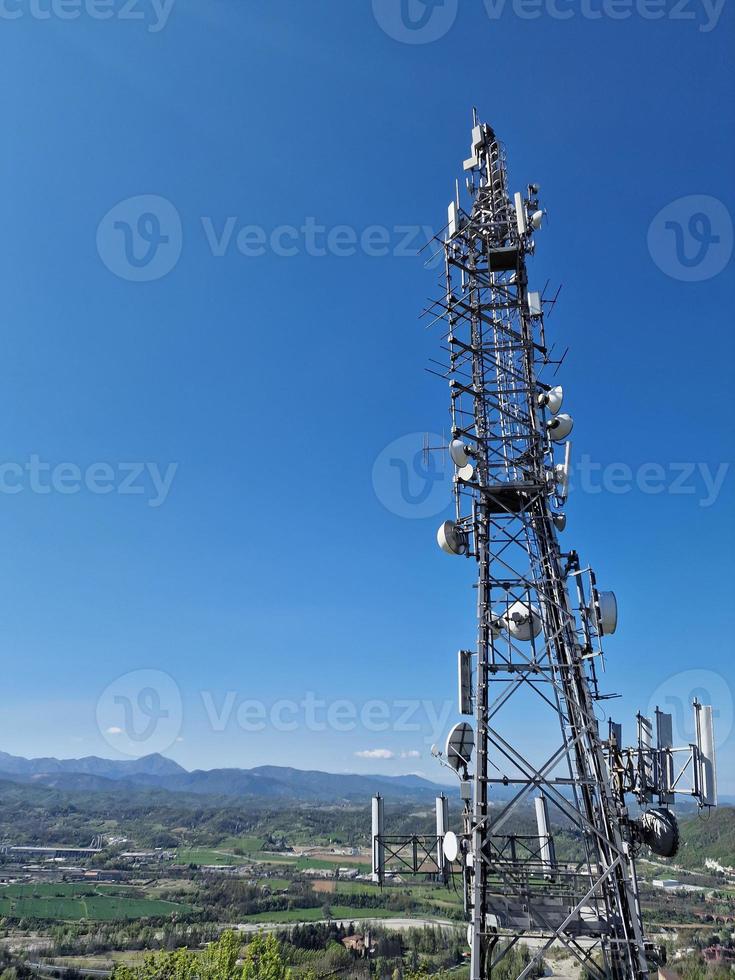 comunicazione grande antenna su blu cielo foto