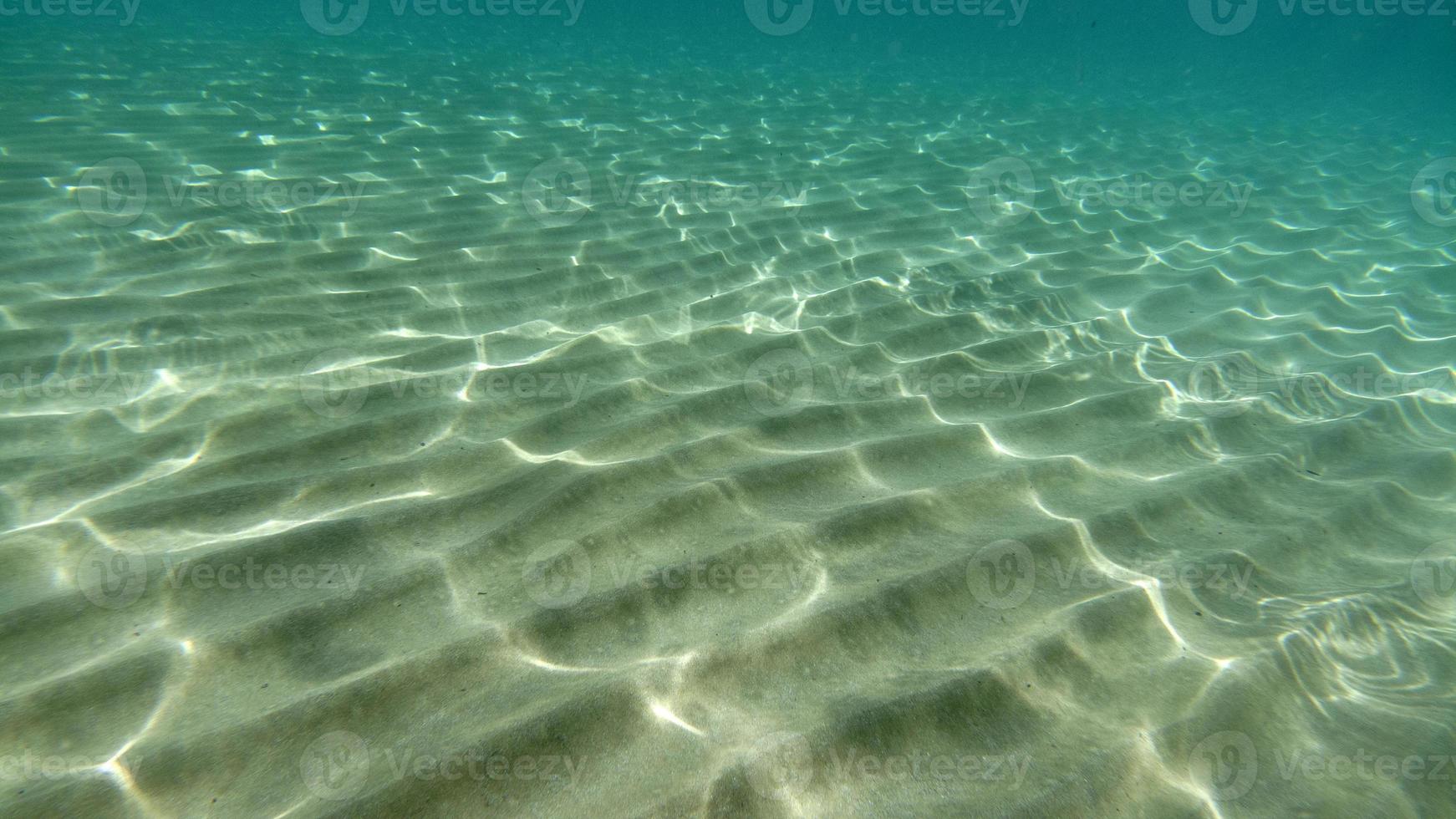 sabbia parte inferiore subacqueo nuoto nel turchese laguna foto