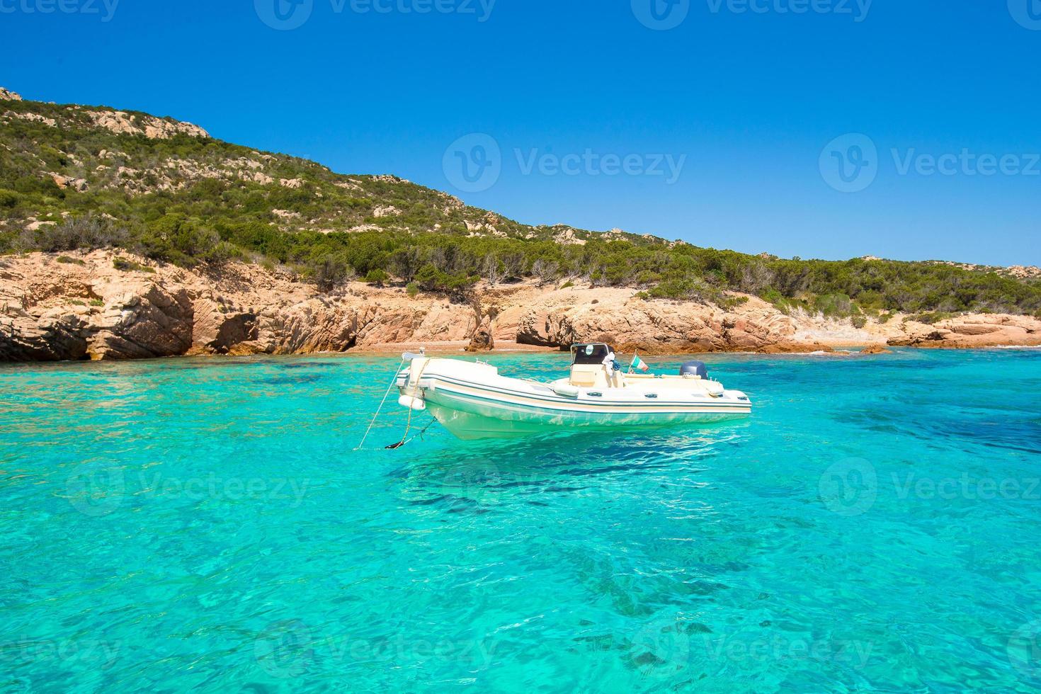 piccolo barca nel turchese chiaro mare foto