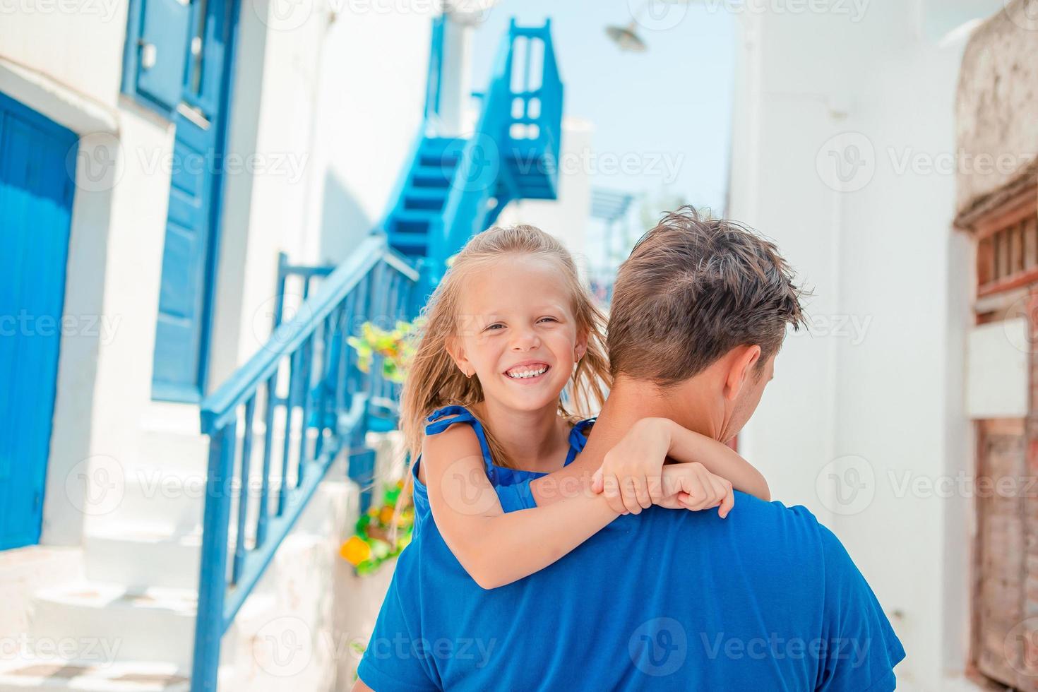 contento papà e poco adorabile ragazza in viaggio nel Mykonos, Grecia foto