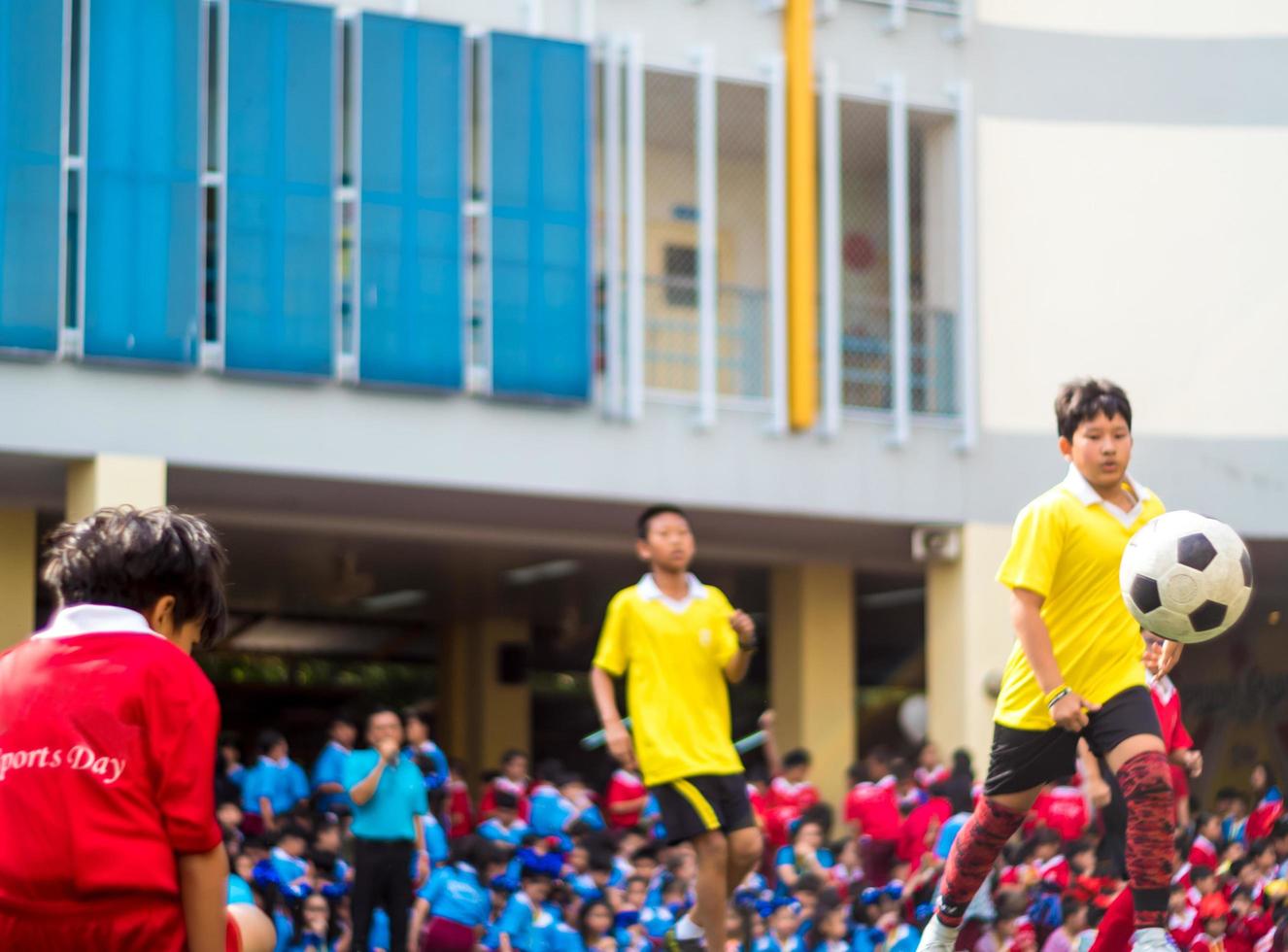 bangkok, tailandia - gennaio 15,2018 giocatori di calcio dilettanti gareggiano nel calcio durante lo sport annuale della scuola. foto