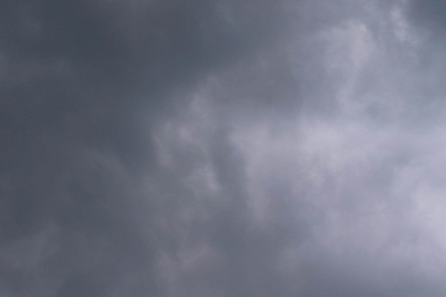 tempestoso tempo metereologico e buio nuvole foto