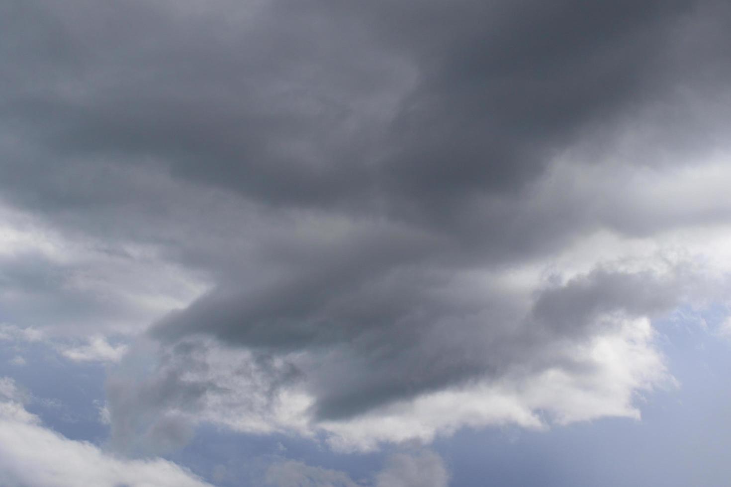 tempestoso tempo metereologico e buio nuvole foto