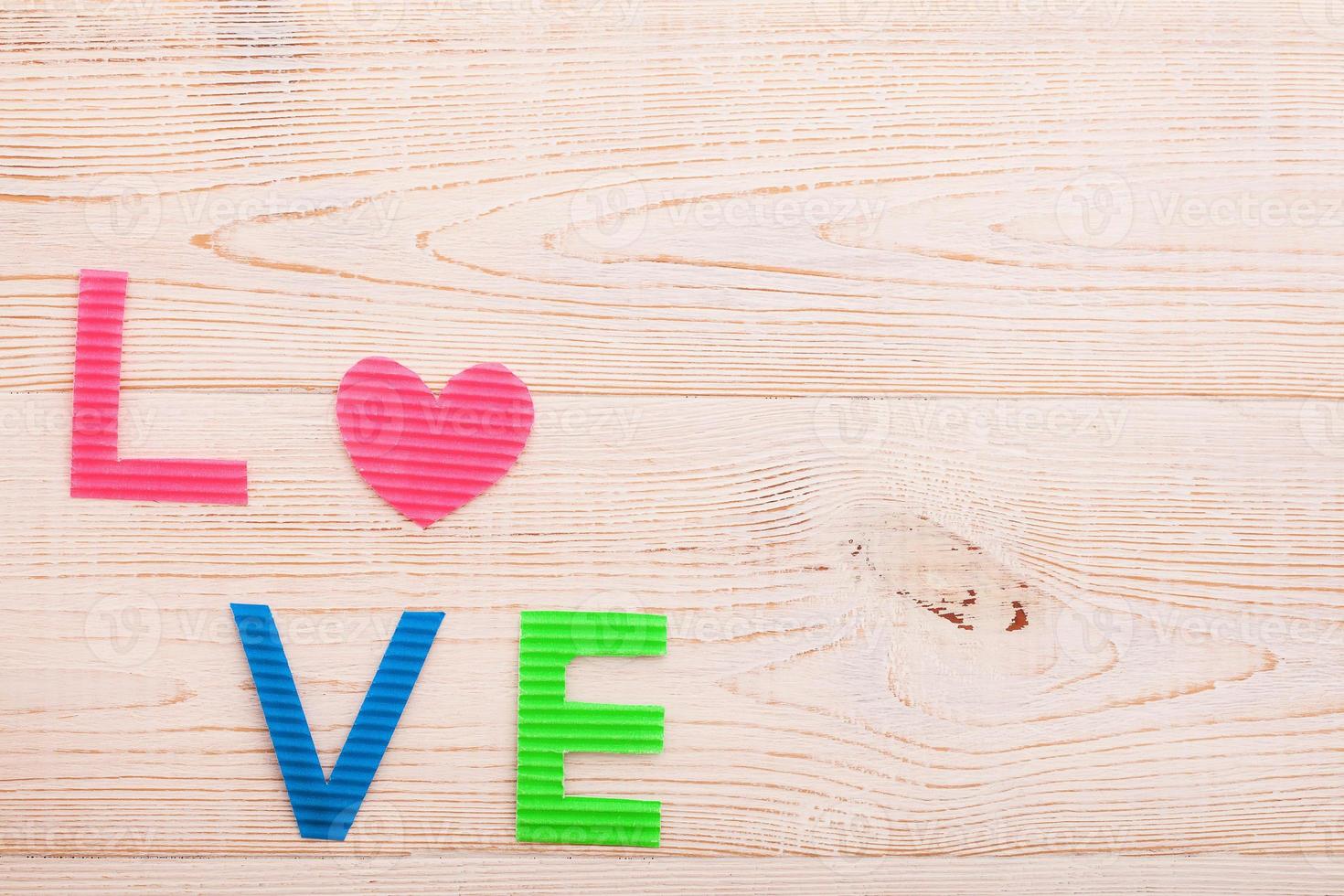 parola amore su sfondo di legno blu. vista dall'alto foto