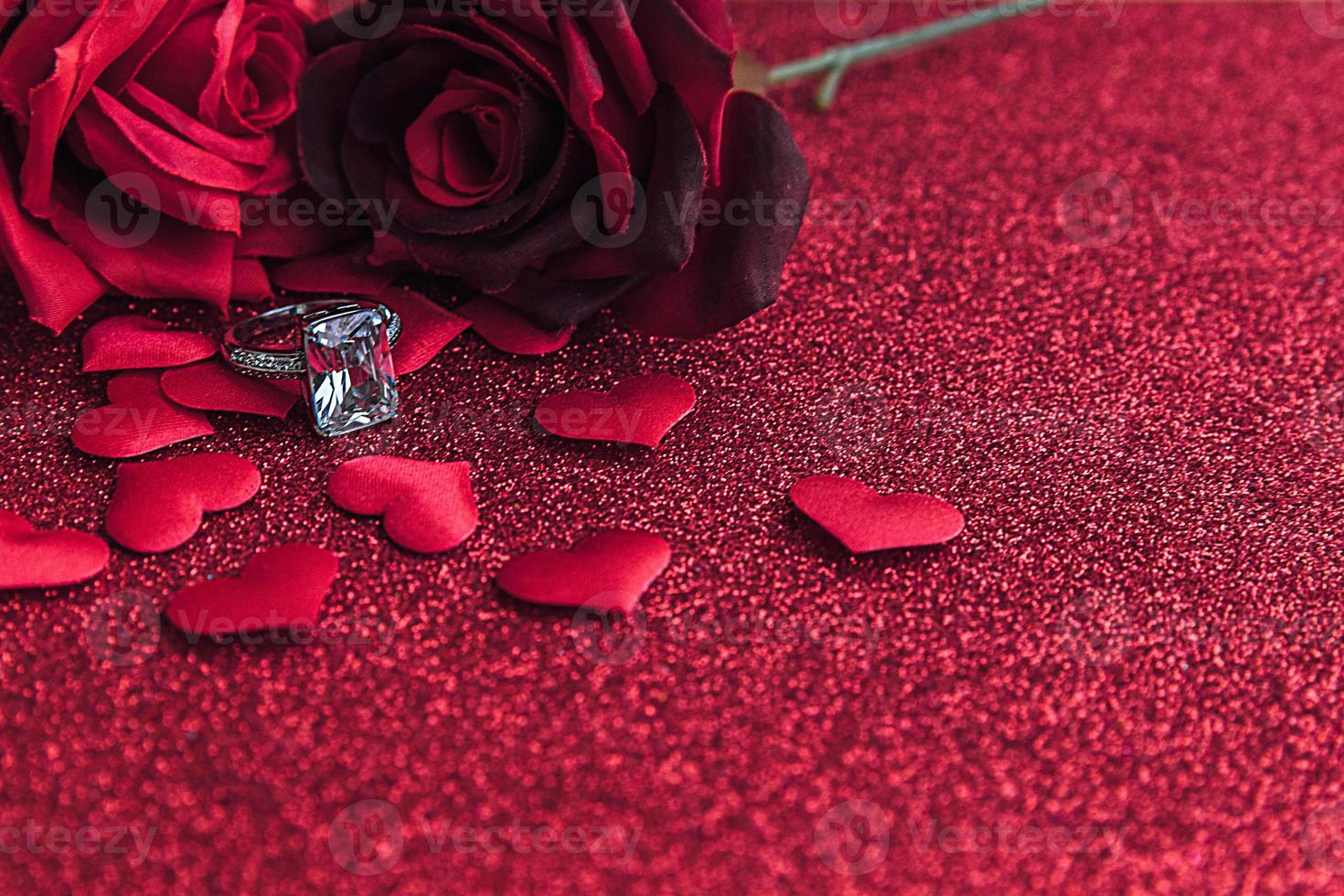 vuoi sposarmi. fede nuziale rose rosse scarlatte e molti cuori rossi su sfondo rosso glitter. concetto di matrimonio proposta di matrimonio di fidanzamento. st. cartolina di san valentino. banner il giorno di San Valentino. foto