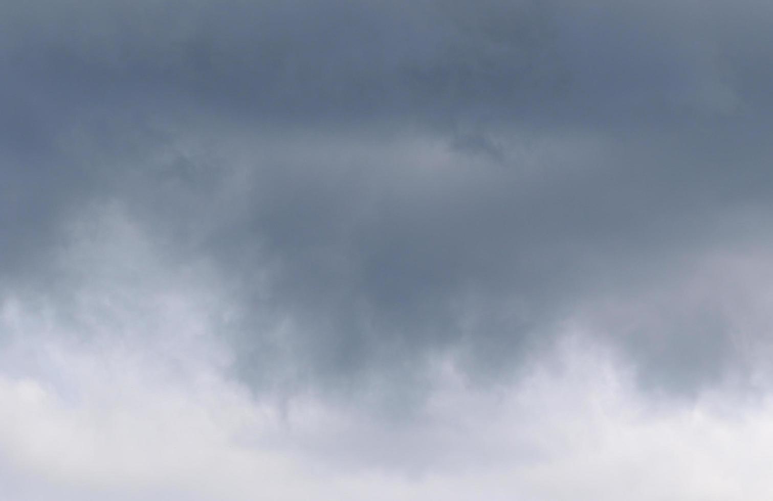 tempestoso tempo metereologico e buio nuvole foto