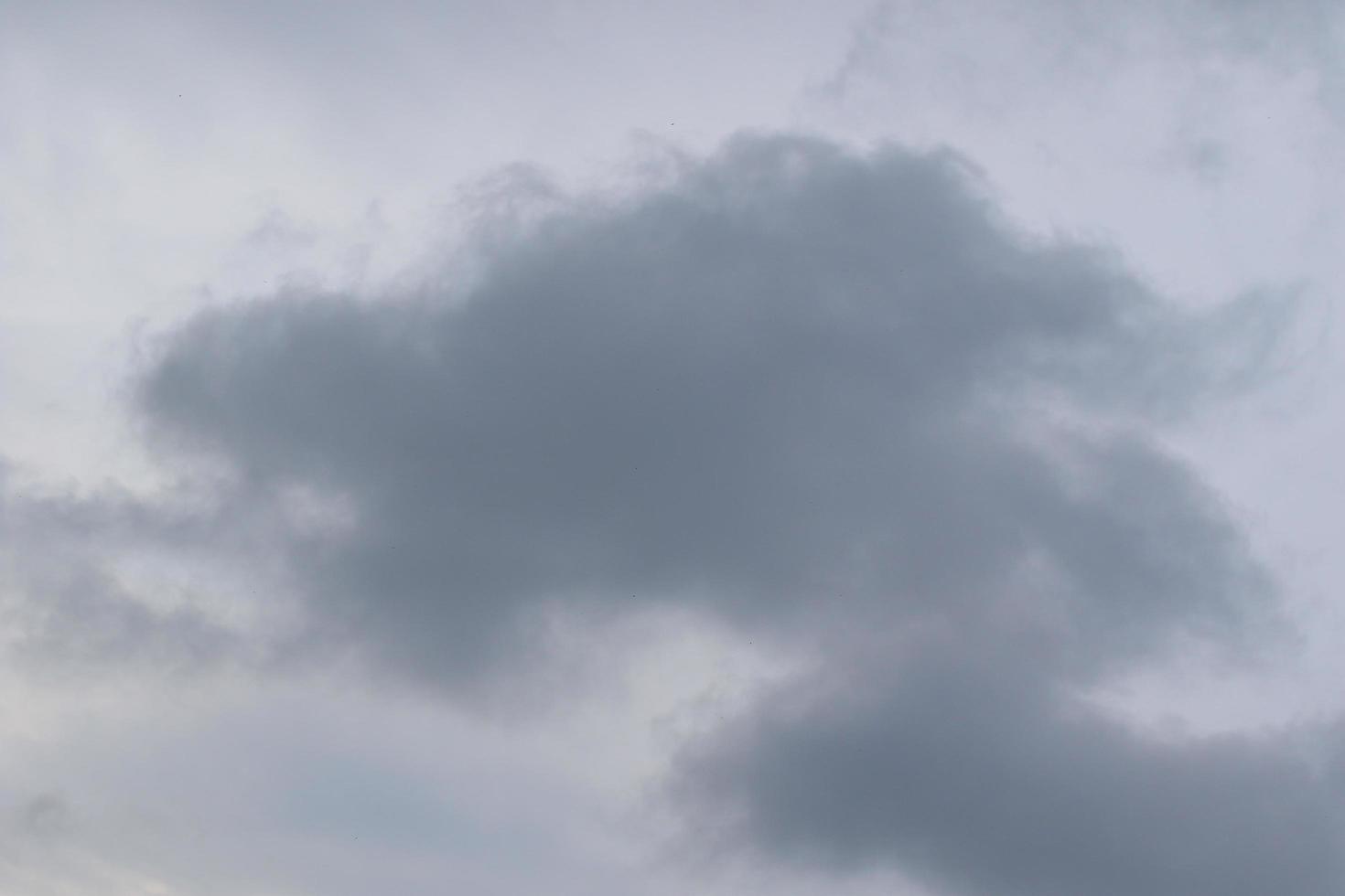 tempestoso tempo metereologico e buio nuvole foto