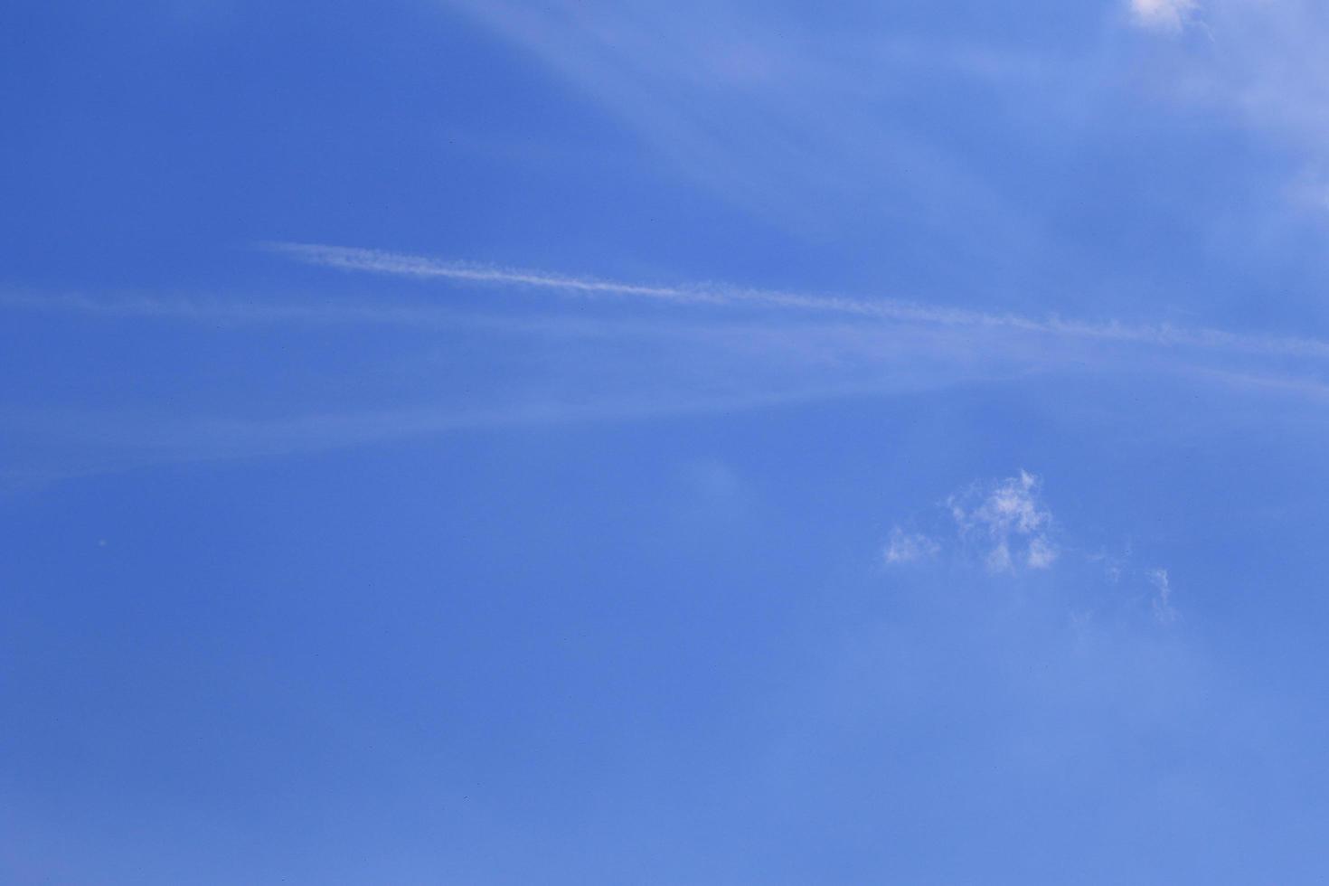 tempestoso tempo metereologico e buio nuvole foto